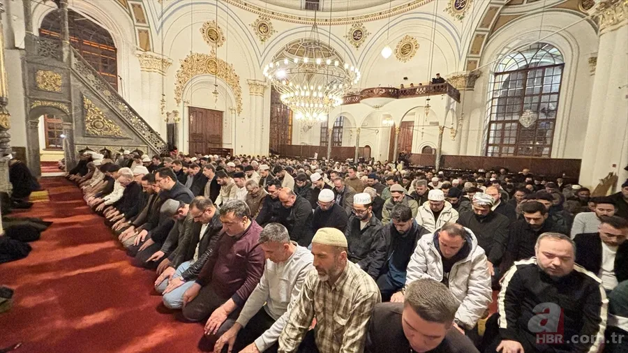 On bir ayın sultanı Ramazan başladı: İlk teravih namazında camiler dolup taştı! 9