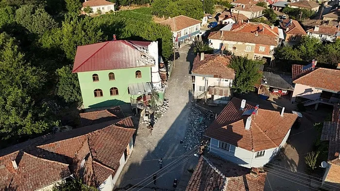 uzman-isimden-deprem-uyarisi-yasanan-firtina-surecek-guneydoguya-dogru-ilerleyebilir-1762931591954.jpeg Özbilir deprem fırtınasının sürebileceğini kaydetti (DHA)