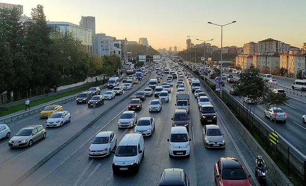 İstanbullular yoğun trafik nedeniyle yolda kaldı!