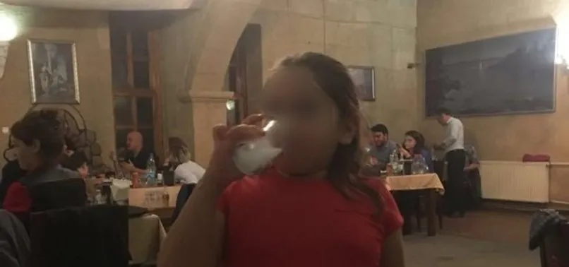 Küçük çocuklarına içki içiren anne-baba serbest kaldı: Şaka amaçlı çektik...