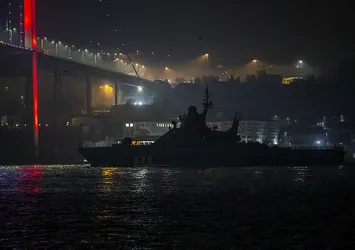 Rus savaş gemisi Karadeniz'e açıldı! İstanbul Boğazı'nda dikkat çeken anlar