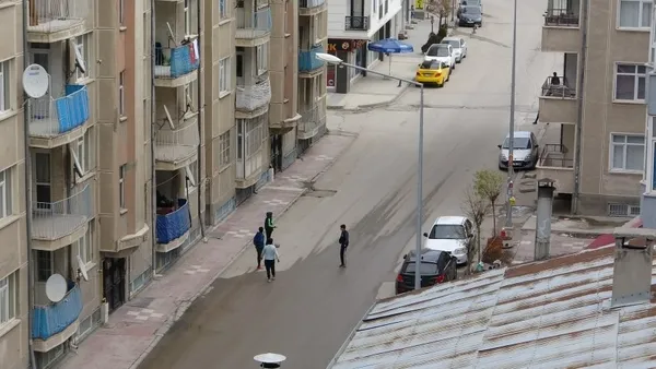 Van'da tebessüm ettiren olay! Kısıtlamayı ihlal eden çocuklar polisi görünce kaçtı - 1