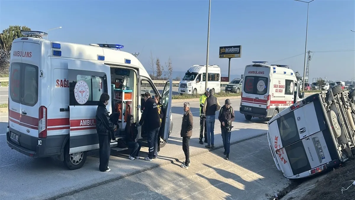 Çanakkale'de yolcu minibüsüyle otomobil çarpıştı: 8 yaralı