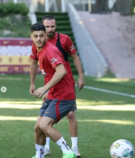 galatasarayin-yeni-transferleri-sahaya-indi-1662720587641.jpeg Galatasaray'ın yeni transferleri sahaya indi! - 3