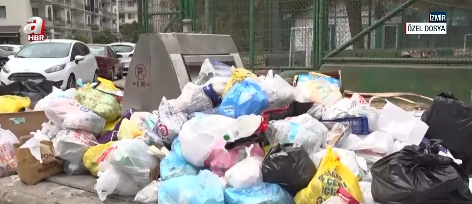 1791250846849.jpg İzmir'in birçok ilçesinde belediye çalışanlarının iş bırakması nedeniyle sokaklar çöp yığınına dönüştü. (Foto: A Haber - Ekran Görüntüsü)