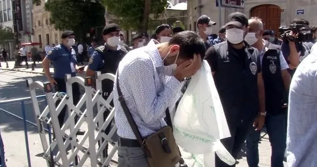 Ayasofya'da namaz için alana giremeyen vatandaş gözyaşlarına boğuldu - 4