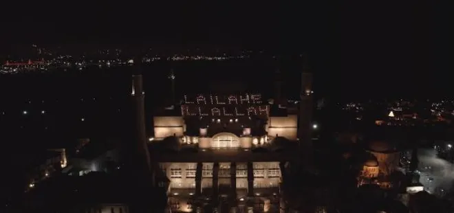 86 yıl sonra ilk kez! Ayasofya Camii'ne Ramazan mahyası asıldı