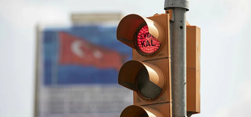 Trafik lambaları ile 'evde kal' mesajı