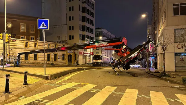 1681874423346.jpg Fatih'te sepetli vinç devrildi: 2 yaralı - 1