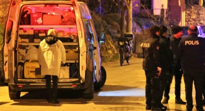 İzmir'de bıçaklı kavga: 1 ölü - 1