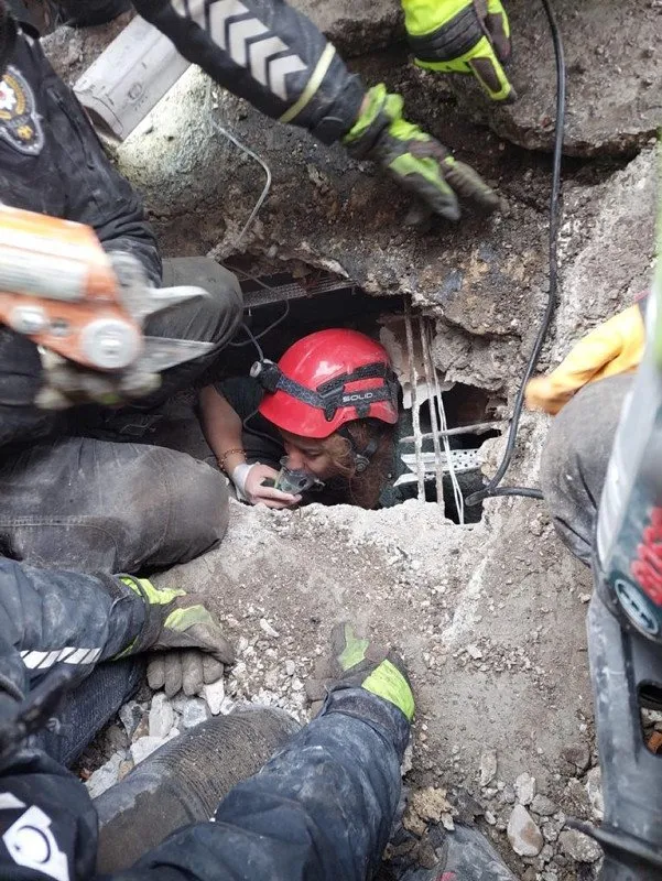 KAHRAMANMARAŞ'TA 7,4'LÜK DEPREM! Deprem bölgesinde kurtarma çalışmaları devam ediyor | İğne deliğinden çıkarıldılar