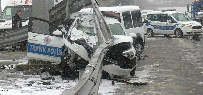 Fatih Sultan Mehmet Köprüsü'nde kaza! Polis aracı bariyerlere sıkıştı