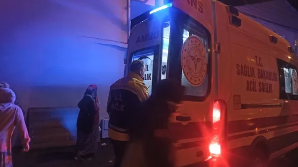 elektrikli-battaniye-dehseti-yangin-cikti-2-kisi-hastanelik-oldu-1701115978463.jpg Elektrikli battaniye dehşeti! Yangın çıktı 2 kişi hastanelik oldu - 4