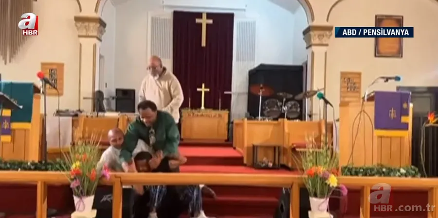 Kilisede canlı yayınlanan ayinde silahlı dehşet | "Bunu yapmamı Tanrı söyledi" dedi! Papaza gülümseyip... 13