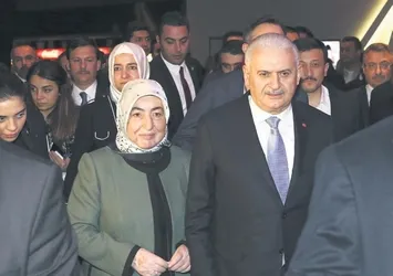 Başbakan Yıldırım ve eşi Kore gazileriyle birlikte 'Ayla'yı izledi