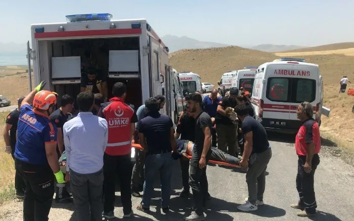 Van Özalp’te göçmenleri taşıyan minibüs takla attı: 17 ölü