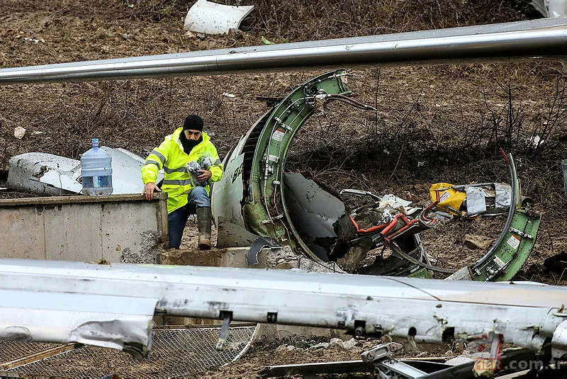 Son dakika: Pegasus uçağının enkaz kaldırma çalışmaları sürüyor 7