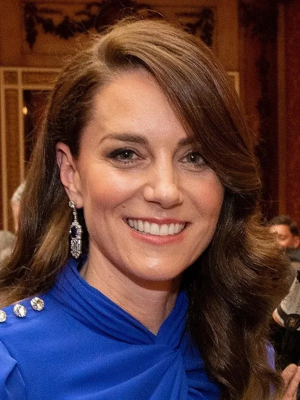 kate-middleton-ortaya-mi-cikti-prenses-kate-esi-prens-william-ile-alisveris-yaparken-goruntulendi-iddiasi-1710810984324.jpeg Kate Middleton ortaya mı çıktı? Prenses Kate, eşi Prens William ile alışveriş yaparken görüntülendi iddiası! İşte o görüntüler... - 4
