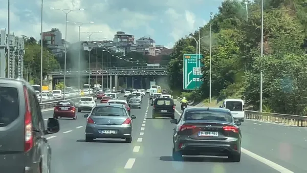 korpude-polisin-dur-ihtarina-uymayan-kamyonet-trafigi-birbirine-katti-1629107498142.jpg FSM'de polisin ‘dur’ ihtarına uymayan kamyonet TEM'i birbirine kattı! Ters yöne girdi - 3
