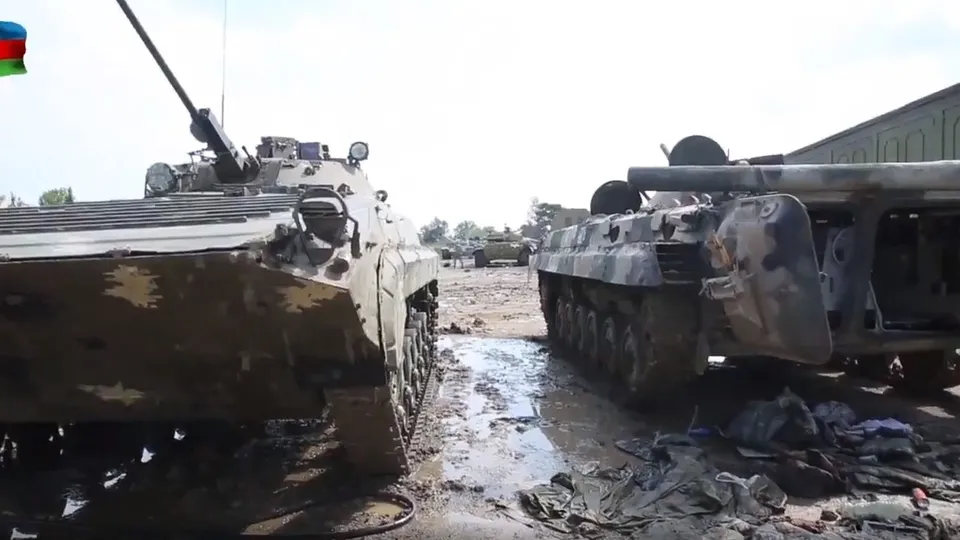 Azerbaycan Savunma Bakanlığı Ermeni güçlerinin kaçıp bıraktıkları askeri araçları paylaştı