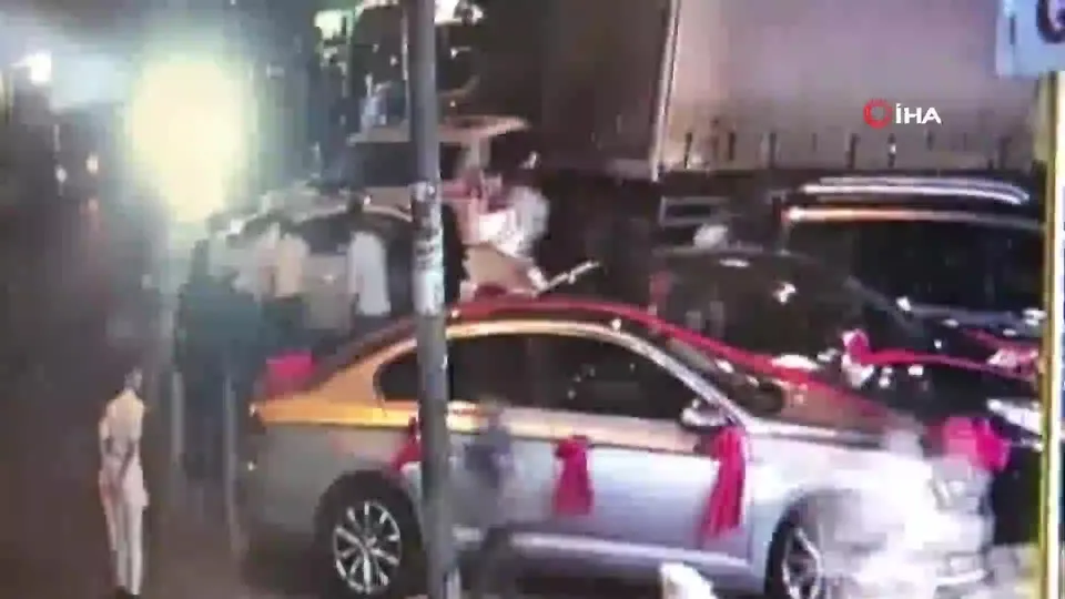 Karşıdan karşıya geçmeye çalışan küçük kız 1 tonluk aracın altında kaldı