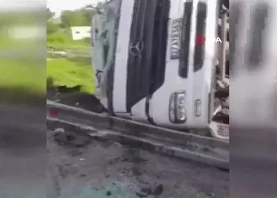 Tır şarampole devrildi, sürücüsü yaralandı