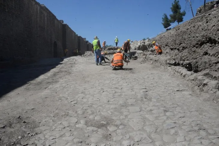 Diyarbakır’da bulunan Amida Höyük’teki Roma Sarayı’nın ’Kral yolu’ gün yüzüne çıkarıldı