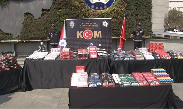 1-milyon-kacak-kirtasiye-malzemesi-ele-gecirildi-piyasa-degeri-40-milyon-lira-1724923870702.jpg 1 milyon kaçak kırtasiye malzemesi ele geçirildi! Piyasa değeri 40 milyon lira - 3