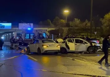 Emniyet şeridinde aracından inen sürücüye otomobil çarptı