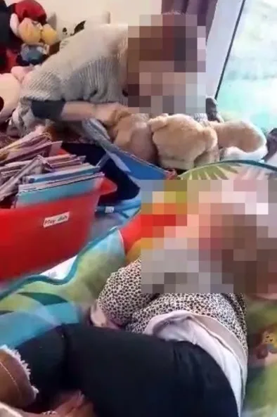 ingilterede-cocuklara-siddetin-haddi-hesabi-yok-bakicinin-siddeti-kamerada-1639994406428.jpg İngiltere’de çocuklara şiddetin haddi hesabı yok! Bakıcının şiddeti kamerada - 3