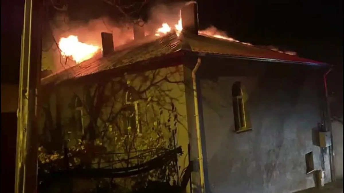 Amasya'da evin çatısında yangın! Fırtınaya rağmen kontrol altında