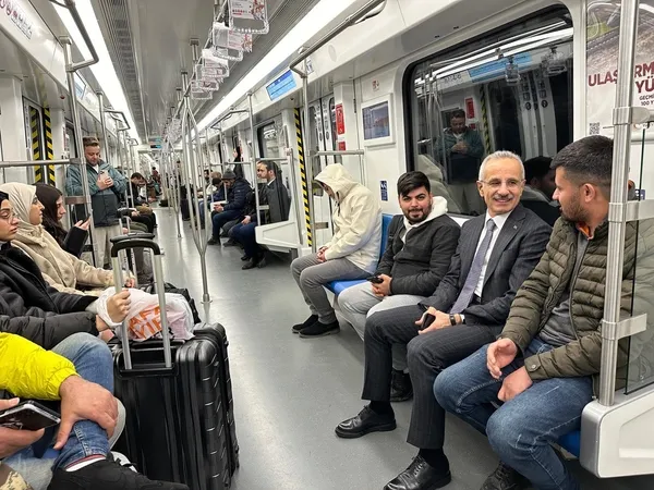 1706778366419.jpg İstanbullu yeni metrodan memnun! Bakan Uraloğlu Gayrettepe'den İstanbul Havalimanı'na metroyla gitti - 4