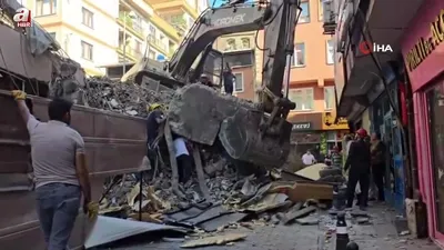 Yıkım sırasında molozlar yola döküldü