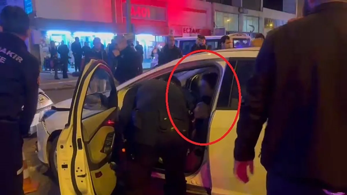 Aracıyla evli sevgilisinin aracına çarptı! Sinir krizi geçirdi