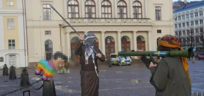 İsveç’te alçak görüntüler! Terör yandaşları Başkan Erdoğan ve Devlet Bahçeli’nin maketini parçaladı