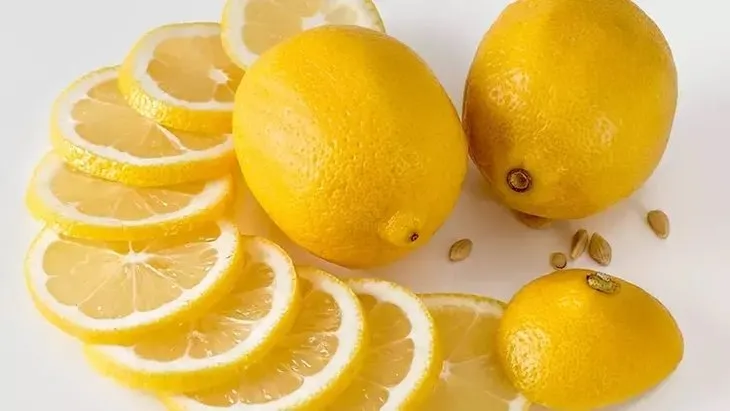 C vitamini limonun bilinmeyen mucizevi faydası! Uyurken başucunuza böyle koyarsanız...