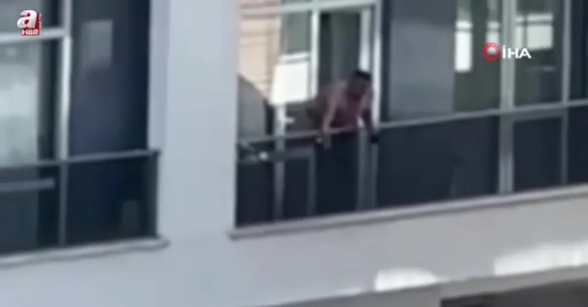 Balkona çıkıp bıçakla kendini yaraladı