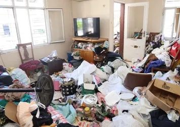 Kötü kokunun yayıldığı evden 10 kamyon çöp çıktı!