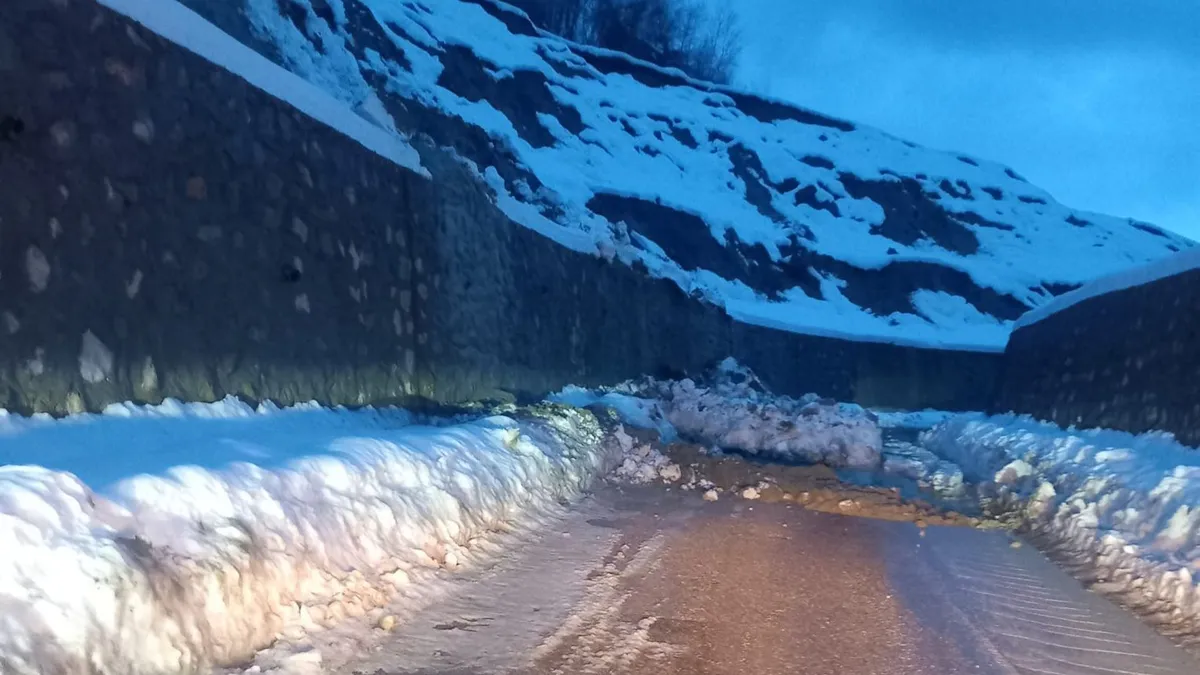 Sinop'ta toprak kayması! Yol ulaşıma kapandı