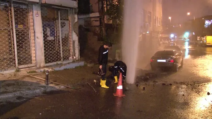 Kadıköy'de İSKİ'ye ait su borusu patladı! Yol göle döndü - 2