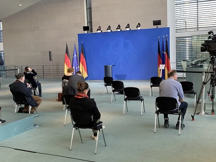 Merkel’in basın toplantısı öncesinde gazetecilerin oturma düzeni olay oldu