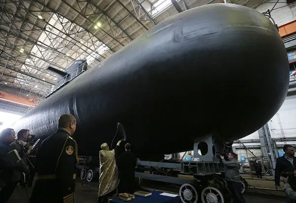Rus ordusu hayalet denizaltı 677 proje Kronstadt’ı suya indirdi