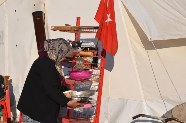 1677047748383.jpg Enkazdan alıp çadırlarına astılar! Depremzede ailenin bayrak hassasiyeti herkesi duygulandırdı - 2