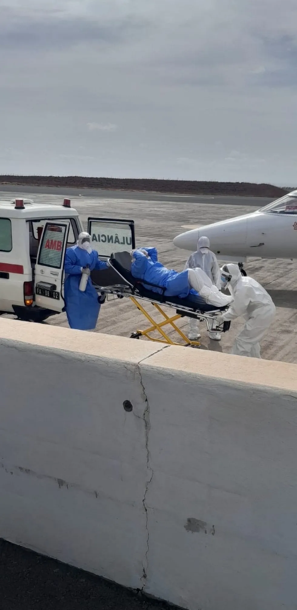 dunyada-hantavirus-alarmi-olumcul-salginin-kaynagi-arastiriliyor-1778137606430.jpg Yeşil Burun Adaları'nın başkenti Praia'daki limanda MV Hondius adlı kruvaziyer gemisinden, hantavirüs şüphesi taşıyan üç kişi tahliye edilerek Hollanda'da tedavi görmek üzere yola çıkarıldı. (AA)