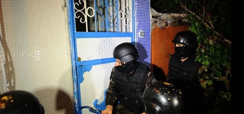 İzmir'de uyuşturucu operasyonunda 9 zanlı tutuklandı İzmir'de uyuşturucu operasyonunda 9 zanlı tutuklandı