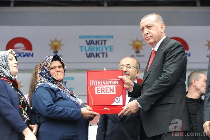 Cumhurbaşkanı Erdoğan şehit Eren Bülbül’ün annesine hediye edilen evin anahtarını verdi