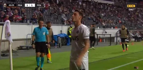 eintracht-frankfurt-fenerbahce-macinda-skandal-alman-taraftarlar-mesut-ozile-yabanci-madde-firlatti-1631824162016.jpeg Frankfurt - Fenerbahçe mücadelesinde Almanlar Mesut Özil'e yabancı madde fırlattı - 4