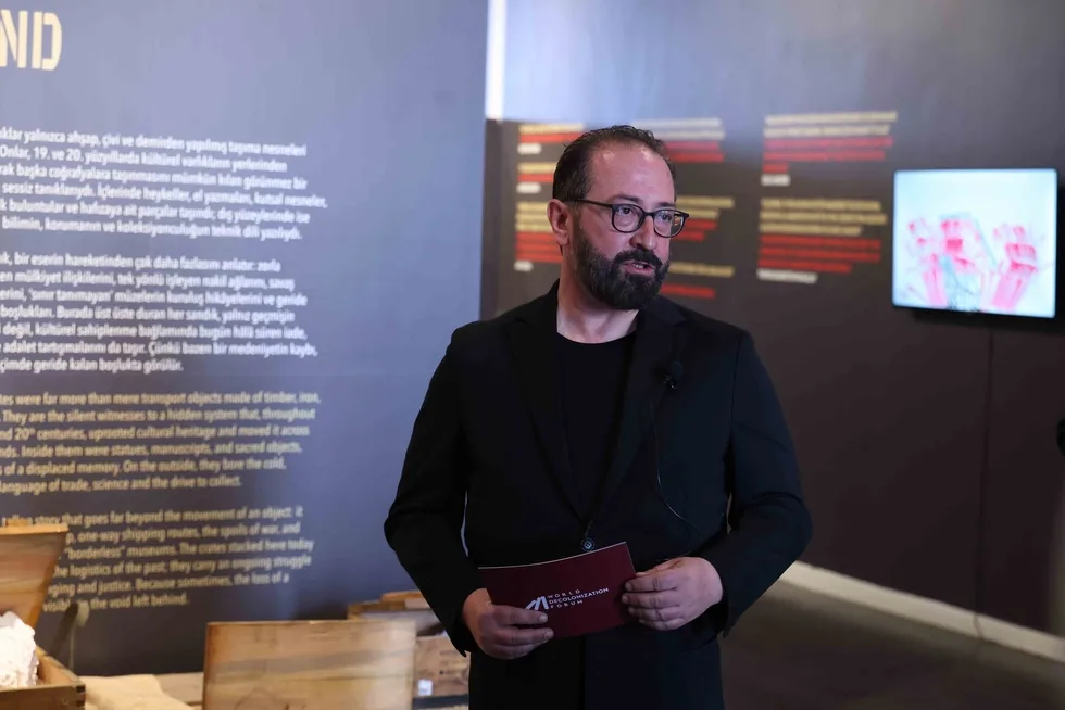 world-decolonization-forum-insanligin-yuku-dekolonizasyonun-bugunu-sergisi-ile-basladi-1778336551691.jpg Serginin küratörü Hasan Mert Kaya (Foto: ahaber.com.tr)
