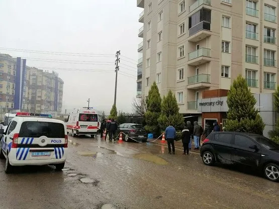 Sokak ortasında başına dayadığı tabancayı ateşledi - 1