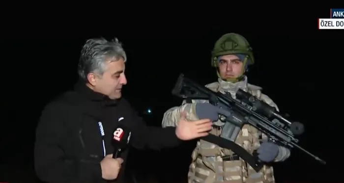 a-haber-gok-vatanin-kalbinde-ahlatlibel-hava-radar-merkez-ussunden-ozel-yayin-milletimiz-rahat-uyusun-biz-bura-1767202319762.jpg A Haber, Ahlatlıbel Hava Radar Mevzi Komutanlığı’na özel izinle konuk oldu (ahaber.com.tr-ekran görüntüsü)